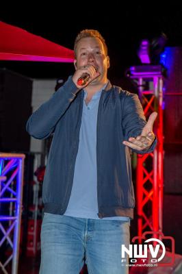 Op het terras van Kokki's Café was zaterdagavond een Hollandse avond georganiseerd, wat zorgde voor veel gezelligheid in de Kaerweg op 't Harde. - © NWVFoto.nl