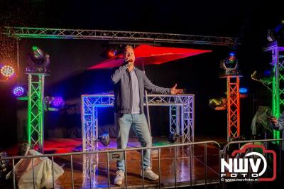 Op het terras van Kokki's Café was zaterdagavond een Hollandse avond georganiseerd, wat zorgde voor veel gezelligheid in de Kaerweg op 't Harde. - © NWVFoto.nl