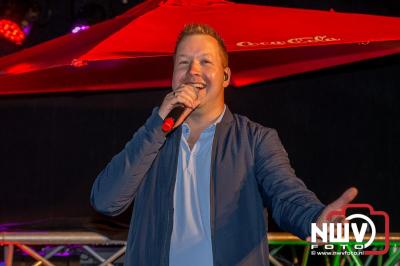 Op het terras van Kokki's Café was zaterdagavond een Hollandse avond georganiseerd, wat zorgde voor veel gezelligheid in de Kaerweg op 't Harde. - © NWVFoto.nl