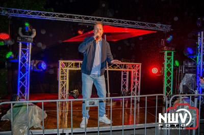 Op het terras van Kokki's Café was zaterdagavond een Hollandse avond georganiseerd, wat zorgde voor veel gezelligheid in de Kaerweg op 't Harde. - © NWVFoto.nl