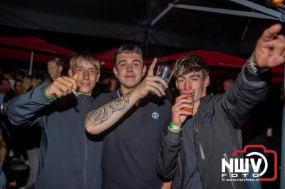Op het terras van Kokki's Café was zaterdagavond een Hollandse avond georganiseerd, wat zorgde voor veel gezelligheid in de Kaerweg op 't Harde. - © NWVFoto.nl