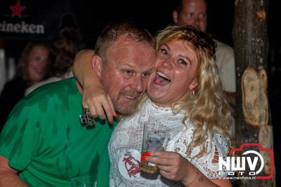 Op het terras van Kokki's Café was zaterdagavond een Hollandse avond georganiseerd, wat zorgde voor veel gezelligheid in de Kaerweg op 't Harde. - © NWVFoto.nl