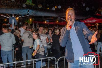 Op het terras van Kokki's Café was zaterdagavond een Hollandse avond georganiseerd, wat zorgde voor veel gezelligheid in de Kaerweg op 't Harde. - © NWVFoto.nl