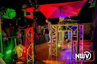 Op het terras van Kokki's Café was zaterdagavond een Hollandse avond georganiseerd, wat zorgde voor veel gezelligheid in de Kaerweg op 't Harde. - © NWVFoto.nl
