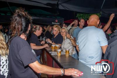 Op het terras van Kokki's Café was zaterdagavond een Hollandse avond georganiseerd, wat zorgde voor veel gezelligheid in de Kaerweg op 't Harde. - © NWVFoto.nl