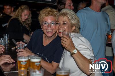 Op het terras van Kokki's Café was zaterdagavond een Hollandse avond georganiseerd, wat zorgde voor veel gezelligheid in de Kaerweg op 't Harde. - © NWVFoto.nl