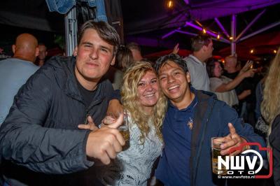Op het terras van Kokki's Café was zaterdagavond een Hollandse avond georganiseerd, wat zorgde voor veel gezelligheid in de Kaerweg op 't Harde. - © NWVFoto.nl