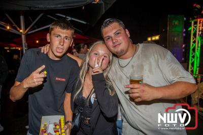 Op het terras van Kokki's Café was zaterdagavond een Hollandse avond georganiseerd, wat zorgde voor veel gezelligheid in de Kaerweg op 't Harde. - © NWVFoto.nl