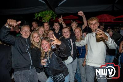 Op het terras van Kokki's Café was zaterdagavond een Hollandse avond georganiseerd, wat zorgde voor veel gezelligheid in de Kaerweg op 't Harde. - © NWVFoto.nl