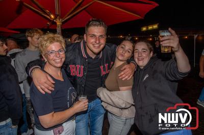 Op het terras van Kokki's Café was zaterdagavond een Hollandse avond georganiseerd, wat zorgde voor veel gezelligheid in de Kaerweg op 't Harde. - © NWVFoto.nl