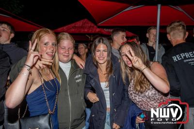 Op het terras van Kokki's Café was zaterdagavond een Hollandse avond georganiseerd, wat zorgde voor veel gezelligheid in de Kaerweg op 't Harde. - © NWVFoto.nl