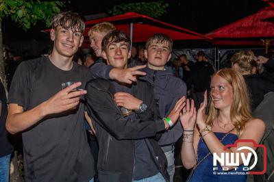 Op het terras van Kokki's Café was zaterdagavond een Hollandse avond georganiseerd, wat zorgde voor veel gezelligheid in de Kaerweg op 't Harde. - © NWVFoto.nl
