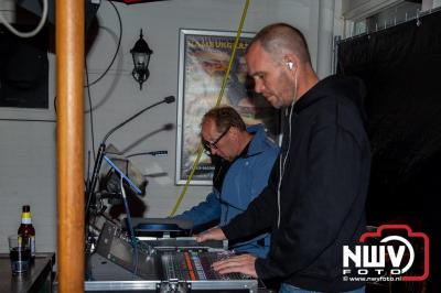 Op het terras van Kokki's Café was zaterdagavond een Hollandse avond georganiseerd, wat zorgde voor veel gezelligheid in de Kaerweg op 't Harde. - © NWVFoto.nl