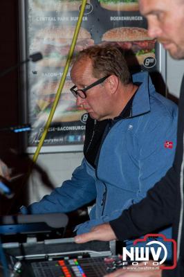 Op het terras van Kokki's Café was zaterdagavond een Hollandse avond georganiseerd, wat zorgde voor veel gezelligheid in de Kaerweg op 't Harde. - © NWVFoto.nl