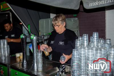 Op het terras van Kokki's Café was zaterdagavond een Hollandse avond georganiseerd, wat zorgde voor veel gezelligheid in de Kaerweg op 't Harde. - © NWVFoto.nl