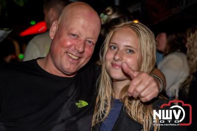 Op het terras van Kokki's Café was zaterdagavond een Hollandse avond georganiseerd, wat zorgde voor veel gezelligheid in de Kaerweg op 't Harde. - © NWVFoto.nl