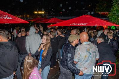 Op het terras van Kokki's Café was zaterdagavond een Hollandse avond georganiseerd, wat zorgde voor veel gezelligheid in de Kaerweg op 't Harde. - © NWVFoto.nl