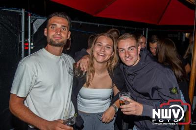 Op het terras van Kokki's Café was zaterdagavond een Hollandse avond georganiseerd, wat zorgde voor veel gezelligheid in de Kaerweg op 't Harde. - © NWVFoto.nl