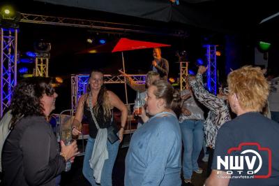 Op het terras van Kokki's Café was zaterdagavond een Hollandse avond georganiseerd, wat zorgde voor veel gezelligheid in de Kaerweg op 't Harde. - © NWVFoto.nl