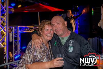 Op het terras van Kokki's Café was zaterdagavond een Hollandse avond georganiseerd, wat zorgde voor veel gezelligheid in de Kaerweg op 't Harde. - © NWVFoto.nl