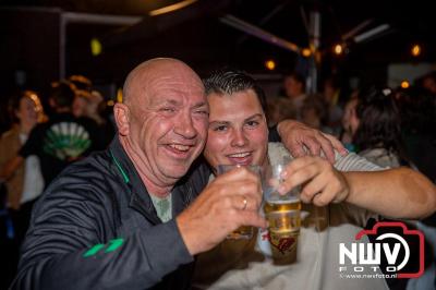 Op het terras van Kokki's Café was zaterdagavond een Hollandse avond georganiseerd, wat zorgde voor veel gezelligheid in de Kaerweg op 't Harde. - © NWVFoto.nl