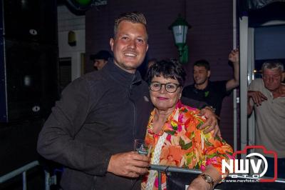 Op het terras van Kokki's Café was zaterdagavond een Hollandse avond georganiseerd, wat zorgde voor veel gezelligheid in de Kaerweg op 't Harde. - © NWVFoto.nl