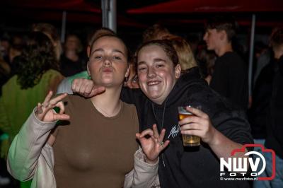 Op het terras van Kokki's Café was zaterdagavond een Hollandse avond georganiseerd, wat zorgde voor veel gezelligheid in de Kaerweg op 't Harde. - © NWVFoto.nl