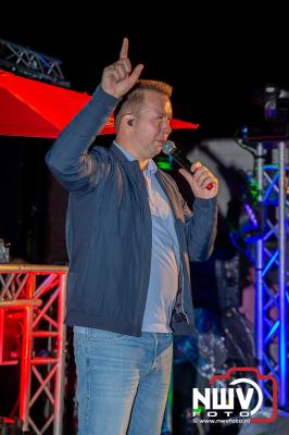 Op het terras van Kokki's Café was zaterdagavond een Hollandse avond georganiseerd, wat zorgde voor veel gezelligheid in de Kaerweg op 't Harde. - © NWVFoto.nl