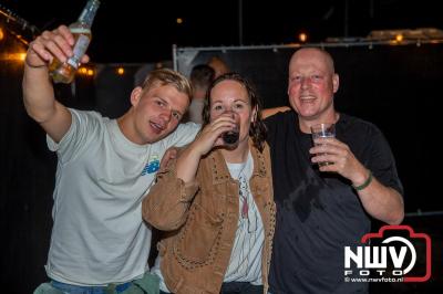 Op het terras van Kokki's Café was zaterdagavond een Hollandse avond georganiseerd, wat zorgde voor veel gezelligheid in de Kaerweg op 't Harde. - © NWVFoto.nl