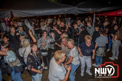 Op het terras van Kokki's Café was zaterdagavond een Hollandse avond georganiseerd, wat zorgde voor veel gezelligheid in de Kaerweg op 't Harde. - © NWVFoto.nl