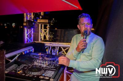 Op het terras van Kokki's Café was zaterdagavond een Hollandse avond georganiseerd, wat zorgde voor veel gezelligheid in de Kaerweg op 't Harde. - © NWVFoto.nl