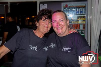 Op het terras van Kokki's Café was zaterdagavond een Hollandse avond georganiseerd, wat zorgde voor veel gezelligheid in de Kaerweg op 't Harde. - © NWVFoto.nl
