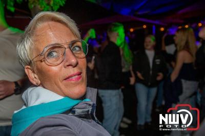 Op het terras van Kokki's Café was zaterdagavond een Hollandse avond georganiseerd, wat zorgde voor veel gezelligheid in de Kaerweg op 't Harde. - © NWVFoto.nl