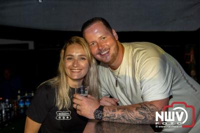 Op het terras van Kokki's Café was zaterdagavond een Hollandse avond georganiseerd, wat zorgde voor veel gezelligheid in de Kaerweg op 't Harde. - © NWVFoto.nl