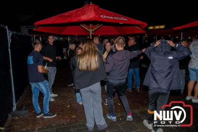 Op het terras van Kokki's Café was zaterdagavond een Hollandse avond georganiseerd, wat zorgde voor veel gezelligheid in de Kaerweg op 't Harde. - © NWVFoto.nl