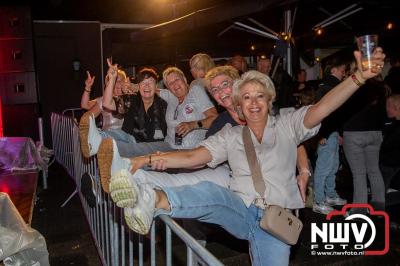 Op het terras van Kokki's Café was zaterdagavond een Hollandse avond georganiseerd, wat zorgde voor veel gezelligheid in de Kaerweg op 't Harde. - © NWVFoto.nl