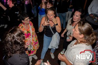 Op het terras van Kokki's Café was zaterdagavond een Hollandse avond georganiseerd, wat zorgde voor veel gezelligheid in de Kaerweg op 't Harde. - © NWVFoto.nl