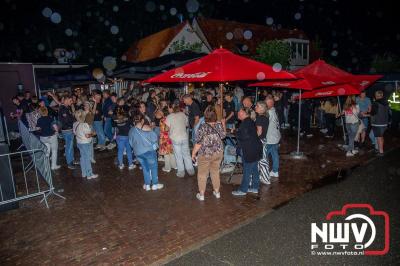 Op het terras van Kokki's Café was zaterdagavond een Hollandse avond georganiseerd, wat zorgde voor veel gezelligheid in de Kaerweg op 't Harde. - © NWVFoto.nl