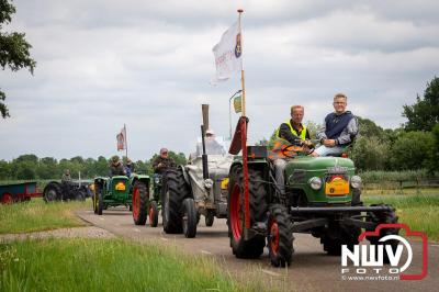Lange stoet met oude tractoren trok de aandacht tijdens de jaarlijkse toertocht door de buur gemeentes van de gemeente Elburg.   - © NWVFoto.nl