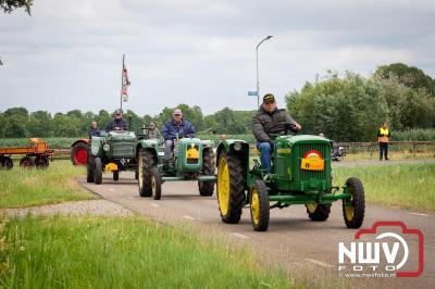 Lange stoet met oude tractoren trok de aandacht tijdens de jaarlijkse toertocht door de buur gemeentes van de gemeente Elburg.   - © NWVFoto.nl