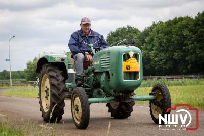 Lange stoet met oude tractoren trok de aandacht tijdens de jaarlijkse toertocht door de buur gemeentes van de gemeente Elburg.   - © NWVFoto.nl