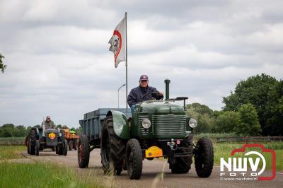 Lange stoet met oude tractoren trok de aandacht tijdens de jaarlijkse toertocht door de buur gemeentes van de gemeente Elburg.   - © NWVFoto.nl