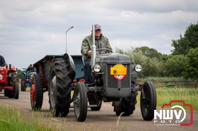 Lange stoet met oude tractoren trok de aandacht tijdens de jaarlijkse toertocht door de buur gemeentes van de gemeente Elburg.   - © NWVFoto.nl