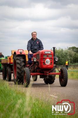 Lange stoet met oude tractoren trok de aandacht tijdens de jaarlijkse toertocht door de buur gemeentes van de gemeente Elburg.   - © NWVFoto.nl