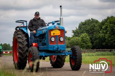 Lange stoet met oude tractoren trok de aandacht tijdens de jaarlijkse toertocht door de buur gemeentes van de gemeente Elburg.   - © NWVFoto.nl