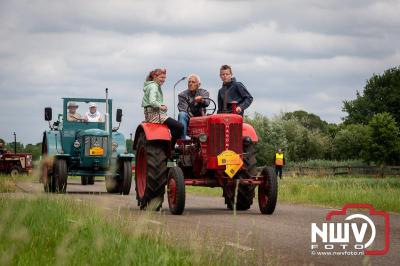 Lange stoet met oude tractoren trok de aandacht tijdens de jaarlijkse toertocht door de buur gemeentes van de gemeente Elburg.   - © NWVFoto.nl