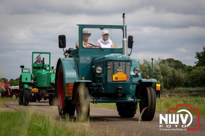 Lange stoet met oude tractoren trok de aandacht tijdens de jaarlijkse toertocht door de buur gemeentes van de gemeente Elburg.   - © NWVFoto.nl