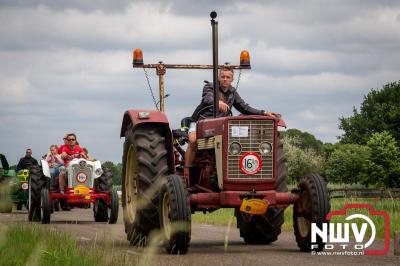Lange stoet met oude tractoren trok de aandacht tijdens de jaarlijkse toertocht door de buur gemeentes van de gemeente Elburg.   - © NWVFoto.nl