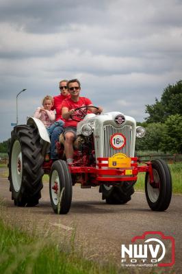 Lange stoet met oude tractoren trok de aandacht tijdens de jaarlijkse toertocht door de buur gemeentes van de gemeente Elburg.   - © NWVFoto.nl