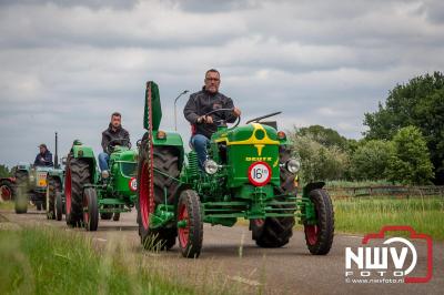 Lange stoet met oude tractoren trok de aandacht tijdens de jaarlijkse toertocht door de buur gemeentes van de gemeente Elburg.   - © NWVFoto.nl